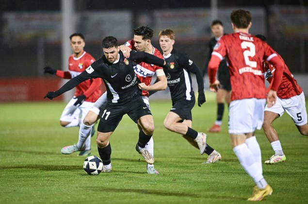 Soccer Regionalliga 2025 2026 25 11 2025 TSG Balingen SG Sonnenhof Grossaspach Michael Kleinschrodt left, SG Sonnenhof Grossaspach against Matthias Schmitz 2 v left, TSG Balingen