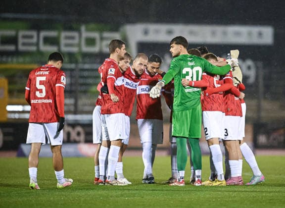Football Regionalliga 2025 2026 25 11 2025 TSG Balingen SG Sonnenhof Grossaspach Team circle TSG Balingen Denis Latifovic, Marvin Jaeger, Ivo Colic, Amnay Moutassime, goalkeeper Elvin Kovac f li