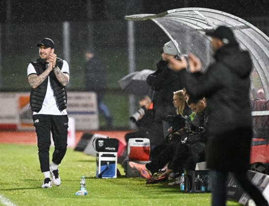 Soccer Regionalliga 2025 2026 25 11 2025 TSG Balingen SG Sonnenhof Grossaspach Coach Pascal Reinhardt left, SG Sonnenhof Grossaspach in cold temperatures and snow rain in T-shirt and vest on the sidelines while coaching