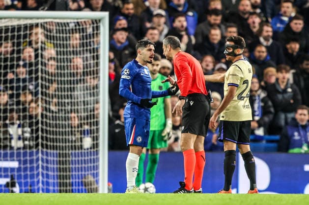 UEFA Champions League Matchday 5 of 8 Chelsea v Barcelona Pedro Neto of Chelsea appeals to referee Slavko Vincic after his goal is disallowed during the UEFA Champions League Matchday 5 of 8 Chelsea v Barcelona at Stamford Bridge, London, United Kingdom, 25th November 2025 (Photo by Alfie Cosgrove News Images) London Stamford Bridge Greater London United Kingdom Copyright: xAlfiexCosgrove NewsxImagesx