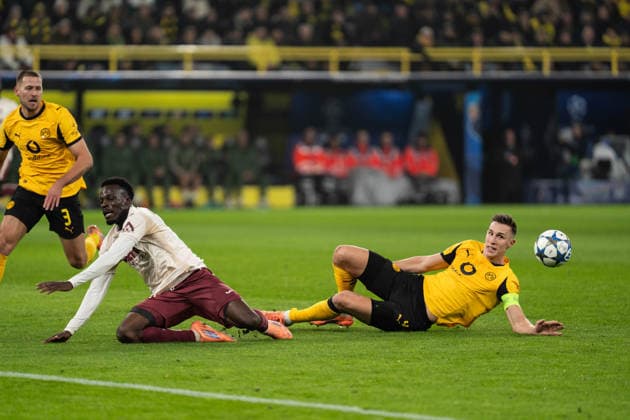GER, UEFA Champions League, Matchday 5 Borussia Dortmund vs FC Villarreal 25 11 2025, Signal Iduna Park, Dortmund, GER, UEFA Champions League, Matchday 5 Borussia Dortmund vs FC Villarreal in picture duel between Nico Schlotterbeck Borussia Dortmund, 4 and Tani Oluwaseyi Villarreal, 21 , whole person, nordphotoxGmbHxx xChristianxSchulze nph000300