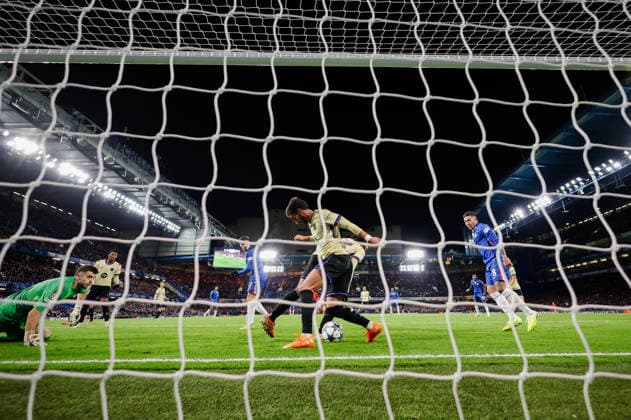 Champions League 2025 26 League Stage Chelsea v Barcelona Stamford Bridge 25.11.2025 Jules Kounde of Barcelona scores an own gal 1-0 Champions League 2025 26 League Stage Chelsea v Barcelona Stamford Bridge 25.11.2025 Photograph By Marc Aspland The Times  Copyright: xMarcxAsplandx NINTCHDBPICT001041051533