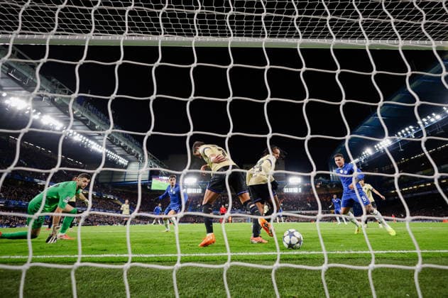 Champions League 2025 26 League Stage Chelsea v Barcelona Stamford Bridge 25.11.2025 Jules Kounde of Barcelona scores an own gal 1-0 Champions League 2025 26 League Stage Chelsea v Barcelona Stamford Bridge 25.11.2025 Photograph By Marc Aspland The Times  Copyright: xMarcxAsplandx NINTCHDBPICT001041051595