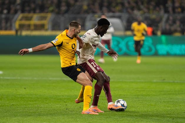 GER, UEFA Champions League, Matchday 5 Borussia Dortmund vs FC Villarreal 25 11 2025, Signal Iduna Park, Dortmund, GER, UEFA Champions League, Matchday 5 Borussia Dortmund vs FC Villarreal in picture duel between Waldemar Anton Borussia Dortmund, 3 and Tani Oluwaseyi Villarreal, 21 , whole person, nordphotoxGmbHxx xChristianxSchulze nph000300