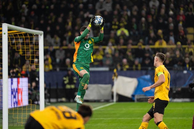 GER, UEFA Champions League, Matchday 5 Borussia Dortmund vs FC Villarreal 25 11 2025, Signal Iduna Park, Dortmund, GER, UEFA Champions League, Matchday 5 Borussia Dortmund vs FC Villarreal in picture Gregor Kobel Borussia Dortmund, 1 fengt den Ball Ball Ball in der Hand nordphotoxGmbHxx xChristianxSchulze nph000300
