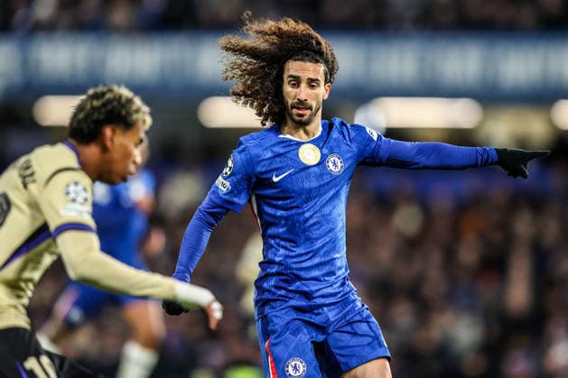 UEFA Champions League Matchday 5 of 8 Chelsea v Barcelona Marc Cucurella of Chelsea gives his team instructions during the UEFA Champions League Matchday 5 of 8 Chelsea v Barcelona at Stamford Bridge, London, United Kingdom, 25th November 2025 (Photo by Alfie Cosgrove News Images) London Stamford Bridge Greater London United Kingdom Copyright: xAlfiexCosgrove NewsxImagesx