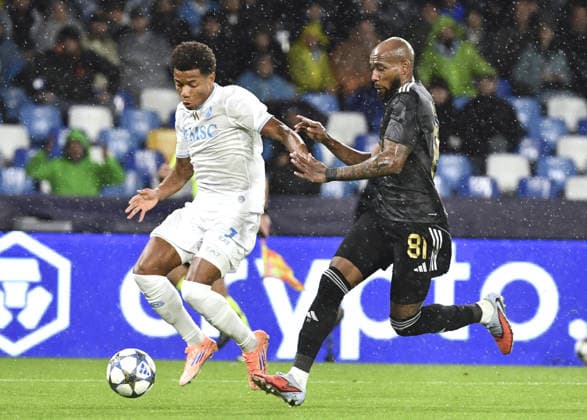 Napoli v Qarabag - UEFA Champions League NAPOLI, ITALY - NOVEMBER 25: David Neres (L), of Napoli, is challenged by Kevin Medina (R), of Qarabag, during the League phase UEFA Champions League football match between Napoli and Qarabag at the Diego Armando Maradona stadium in Naples, Italy, on November 25, 2025. Isabella Bonotto Anadolu Napoli Italy. Editorial use only. Please get in touch for any other usage.  Copyright: x2025xAnadoluxIsabellaxBonottox