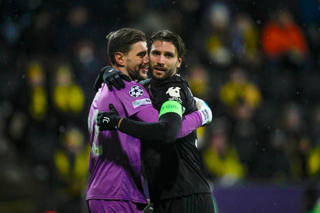 Champions League 2025 2026 Bodo Glimt Juventus Bodo 20251125 Bodo Glimt s goalkeeper Nikita Haikin and Juventus Manuel Locatelli after the 1 1 score in the Champions League football match between Bodo Glimt and Juventus at Aspmyra Stadium Photo Stian Lysberg Solum NTB Bodo Norway EDITORIAL USE ONLY RESTRICTED USE FOR BETTING COMPANIES  Copyright: xStianxLysbergxSolumx xNTBx
