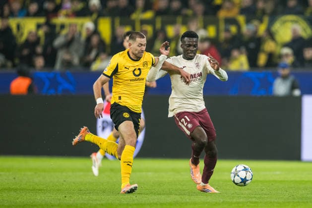 DORTMUND, GERMANY - NOVEMBER 25: Waldemar Anton (Borussia Dortmund, 3) and Tani Oluwaseyi (Villarreal CF, 21) battle for the ball during the UEFA Champions League match between Borussia Dortmund vs. FC Villarreal at Signal Iduna Park on matchday 5 of the UEFA Champions League on November 25, 2025 in Dortmund, Germany. North Rhine Westphalia Germany Copyright: xBEAUTIFULxSPORTS Wunderlx