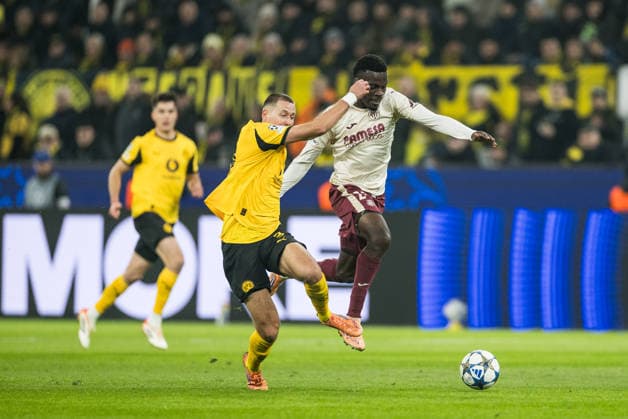 DORTMUND, GERMANY - NOVEMBER 25: Waldemar Anton (Borussia Dortmund, 3) and Tani Oluwaseyi (Villarreal CF, 21) battle for the ball during the UEFA Champions League match between Borussia Dortmund vs. FC Villarreal at Signal Iduna Park on matchday 5 of the UEFA Champions League on November 25, 2025 in Dortmund, Germany. North Rhine Westphalia Germany Copyright: xBEAUTIFULxSPORTS Wunderlx