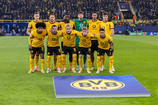 25 11 2025, Football, Season 2025 2026, UEFA Champions League, Matchday 5, Borussia Dortmund, FC Villareal, Team picture top row from l Nico Schlotterbeck Borussia Dortmund , Waldemar Anton Borussia Dortmund , Serhou Guirassy Borussia Dortmund , Goalkeeper Gregor Kobel Borussia Dortmund , Felix Nmecha Borussia Dortmund , Aaron Anselmino Borussia Dortmund , bottom row from l Karim Adeyemi Borussia Dortmund , Marcel Sabitzer Borussia Dortmund , Julian Brandt Borussia Dortmund , Daniel Svensson Borussia Dortmund , Yan Couto Borussia Dortmund , Dortmund Signal Iduna Park NRW Germany xRHR PHOTO DEx Copyright: DennisxEwert RHR-FOTOx RHR-FOTO DE