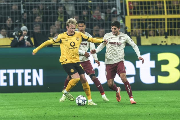 Sport, Football, UEFA Champions League Season 2025 2026 League Phase 5 Matchday Borussia Dortmund FC Villarreal 25 11 2025, SIGNAL IDUNA PARK Julian Brandt Borussia Dortmund, 10 Sanri Comesana FC Villarreal, 14 Duel Dortmund SIGNAL IDUNA PARK North Rhine-Westphalia Germany