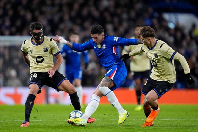 November 25, 2025, London, London, England: Enzo Fernandez of Chelsea FC and Eric Garcia of FC Barcelona, Barca in action during the UEFA Champions League 2025 26 League Phase MD5 match between Chelsea FC and FC Barcelona at Stamford Bridge on November 25, 2025, in London, England. London England - ZUMAa181 20251125_zaa_a181_144 Copyright: xDennisxAgyemanx