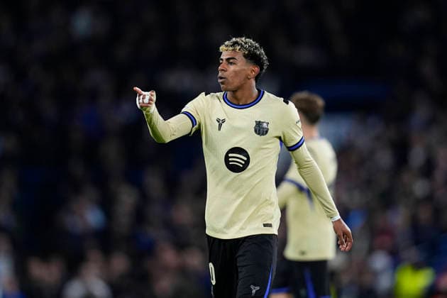 November 25, 2025, London, London, England: Lamine Yamal of FC Barcelona, Barca gestures during the UEFA Champions League 2025 26 League Phase MD5 match between Chelsea FC and FC Barcelona at Stamford Bridge on November 25, 2025, in London, England. London England - ZUMAa181 20251125_zaa_a181_148 Copyright: xDennisxAgyemanx