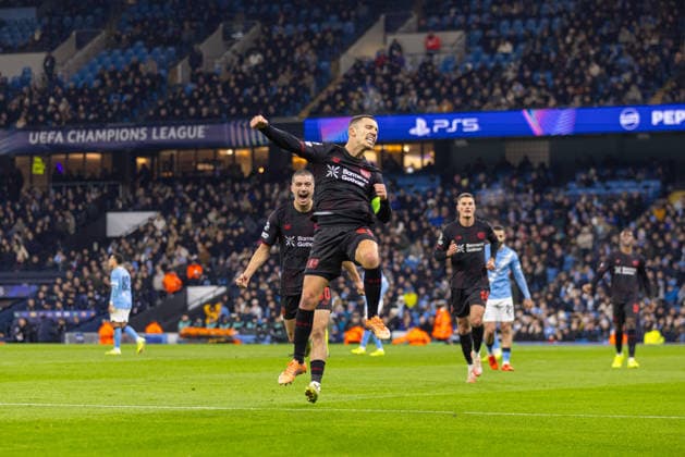Football - UEFA Champions League - League Phase - Manchester City FC and Bayer 04 Leverkusen LIVERPOOL, ENGLAND - Wednesday, September 17, 2025: Bayer Leverkusen s captain Ãlex Grimaldo scores the first goal during the UEFA Champions League match between Manchester City FC and Bayer 04 Leverkusen FC at the City of Manchester Stadium. (Photo by David Rawcliffe Propaganda) LIVERPOOL Anfield MERSEYSIDE ENGLAND  Copyright: xDavidxRawcliffex P2025-11-25-Man_City_Bayer_Leverkusen-6