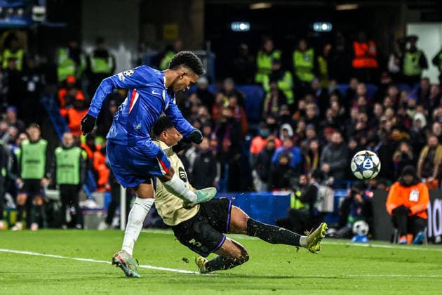 UEFA Champions League Matchday 5 of 8 Chelsea v Barcelona EstÃªvao of Chelsea scores to make it 2-0 during the UEFA Champions League Matchday 5 of 8 Chelsea v Barcelona at Stamford Bridge, London, United Kingdom, 25th November 2025 (Photo by Alfie Cosgrove News Images) London Stamford Bridge Greater London United Kingdom Copyright: xAlfiexCosgrove NewsxImagesx