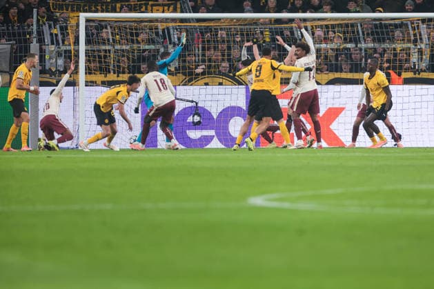 25 11 2025, Football, Season 2025 2026, UEFA Champions League, Matchday 5, Borussia Dortmund, FC Villareal, Serhou Guirassy Borussia Dortmund scores to make it 1-0, Villareal players protest, Dortmund Signal Iduna Park NRW Germany xRHR PHOTO DEx Copyright: DennisxEwert RHR-FOTOx RHR-FOTO DE