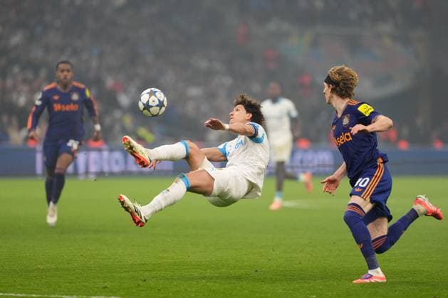 Leonardo Balerdi of Marseille clears from Anthony Gordon of Newcastle Marseille v Newcastle United, UEFA Champions League, Group Stage, Football, Orange Velodrome, Marseille, France- 25 Nov 2025Marseille Orange Vélodrome France EDITORIAL USE ONLY No use with unauthorised audio, video, data, fixture lists, club league logos or live services. Online in-match use limited to 120 images, no video emulation. No use in betting, games or single club league player publications.  Copyright: xDavexWinter Shutterstockx 15918266ca