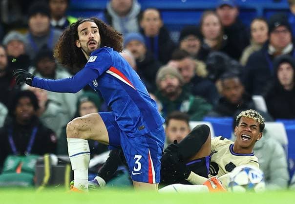 Lamine Yamal of Barcelona is fouled by Marc Cucurella of Chelsea Chelsea v Barcelona, UEFA Champions League , Football, Stamford Bridge, London, UK - 25 Nov 2025London Stamford Bridge United Kingdom EDITORIAL USE ONLY No use with unauthorised audio, video, data, fixture lists, club league logos or live services. Online in-match use limited to 120 images, no video emulation. No use in betting, games or single club league player publications. Copyright: xShutterstockx 15918405av