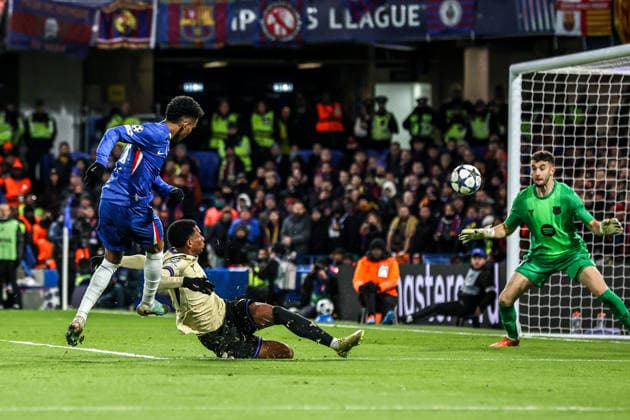 UEFA Champions League Matchday 5 of 8 Chelsea v Barcelona EstÃªvao of Chelsea scores to make it 2-0 during the UEFA Champions League Matchday 5 of 8 Chelsea v Barcelona at Stamford Bridge, London, United Kingdom, 25th November 2025 (Photo by Alfie Cosgrove News Images) London Stamford Bridge Greater London United Kingdom Copyright: xAlfiexCosgrove NewsxImagesx
