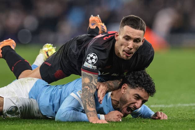 UEFA Champions League Matchday 5 of 8 Manchester City v Bayer 04 Leverkusen Omar Marmoush of Manchester City and Ãlex Grimaldo of Bayer 04 Leverkusen clash, no foul during the UEFA Champions League Matchday 5 of 8 Manchester City v Bayer 04 Leverkusen at City of Manchester Stadium, Manchester, United Kingdom, 25th November 2025 (Photo by Mark Cosgrove News Images) Manchester City of Manchester Stadium Manchester United, ManU Kingdom Copyright: xMarkxCosgrove NewsxImagesx