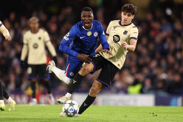 Chelsea gegen Barcelona 25. November 2025, London UEFA Champions League League-Phase Chelsea gegen Barcelona Moises Caicedo von Chelsea wird von Pau Cubarsi von Barcelona angegriffen Foto Jacques Feeney Abseits London UK  Copyright: xJacquesxFeeneyx xOffsidexOffside