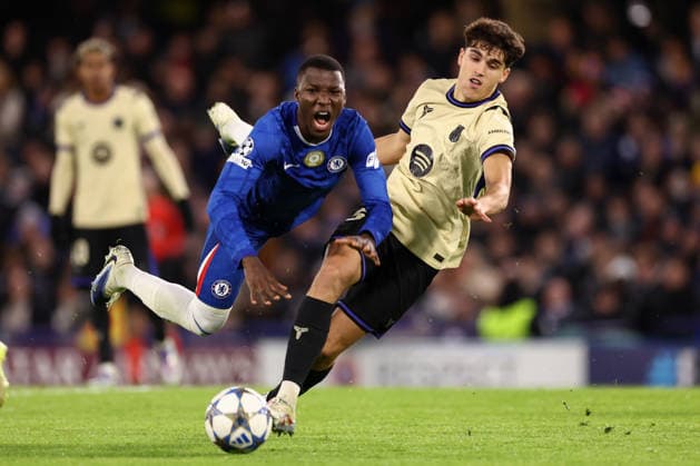 Chelsea gegen Barcelona 25. November 2025, London UEFA Champions League League-Phase Chelsea gegen Barcelona Moises Caicedo von Chelsea wird von Pau Cubarsi von Barcelona angegriffen Foto Jacques Feeney Abseits London UK  Copyright: xJacquesxFeeneyx xOffsidexOffside
