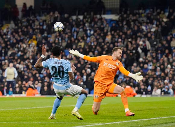 Manchester, England, 25th November 2025. Savinho of Manchester City fails to direct a cshot on target past Mark Flekken of Bayer Leverkusen during the Manchester City vs Bayer Leverkusen UEFA Champions League match at the Etihad Stadium, Manchester. Picture credit should read: Andrew Yates Sportimage EDITORIAL USE ONLY. No use with unauthorised audio, video, data, fixture lists, club league logos or live services. Online in-match use limited to 120 images, no video emulation. No use in betting, games or single club league player publications. SPI_058_AY_Man_City_Leverkusen SPI-4309-0087