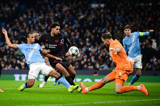 Manchester City v Bayer 04 Leverkusen, UEFA Champions League Nathan Ake of Manchester City sees his shot saved by Mark Flekken of Bayer Leverkusen during the Manchester City v Bayer 04 Leverkusen UEFA Champions League 2025 26 League Phase MD5 match at the Etihad Stadium, Manchester, England on 25 November 2025 Credit: Harriet Massey Every Second Media Editorial use only. All images are copyright Every Second Media Limited. No images may be reproduced without prior permission. Copyright: xIMAGO EveryxSecondxMediax ESM-1676-0045 HarrietxMasseyx xEveryxSecondxMediax