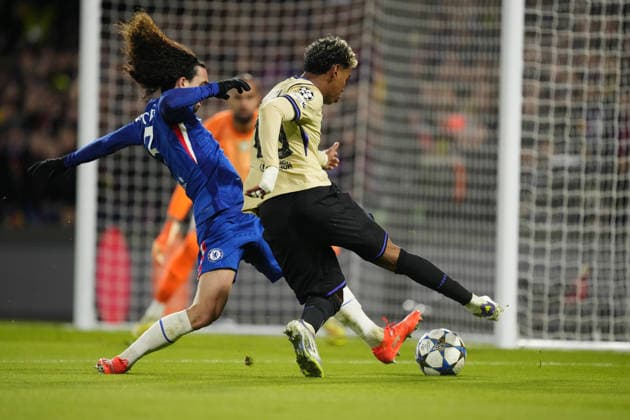 Chelsea v FC Barcelona, Barca - UEFA Champions League LONDON, UNITED KINGDOM - NOVEMBER 25: Lamine Yamal right winger of Barcelona and Spain and Marc Cucurella left-back of Chelsea and Spain compete for the ball during the UEFA Champions League 2025 26 League match between Chelsea FC and FC Barcelona at Stamford Bridge on November 25, 2025 in London, United Kingdom. Jose Hernandez Anadolu London United Kingdom. Editorial use only. Please get in touch for any other usage.  Copyright: x2025xAnadoluxJosexHernandezx