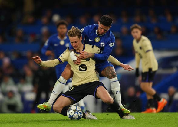 25th November 2025; Stamford Bridge, Chelsea, London, England: UEFA Champions League Football, Chelsea versus Barcelona; Enzo Fernandez of Chelsea challenged by Frenkie de Jong of Barcelona  JohnxPatrickxFletcher