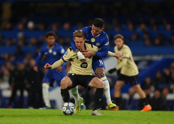 25th November 2025; Stamford Bridge, Chelsea, London, England: UEFA Champions League Football, Chelsea versus Barcelona; Enzo Fernandez of Chelsea challenged by Frenkie de Jong of Barcelona  JohnxPatrickxFletcher