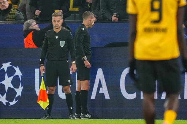 2025-11-25 Borussia Dortmund v Villarreal CF - UEFA Champions League 2025 26 League Phase MD5 DORTMUND, GERMANY - NOVEMBER 25: Referee Davide Massa checks VAR during the UEFA Champions League 2025 26 League Phase MD5 match between Borussia Dortmund and Villarreal CF at BVB Stadion Dortmund on November 25, 2025 in Dortmund, Germany. (Photo by Gabriel Calvino Alonso BSR Agency) Dortmund Germany Content not available for redistribution in The Netherlands directly or indirectly through any third parties. Copyright: xBSRxAgencyx
