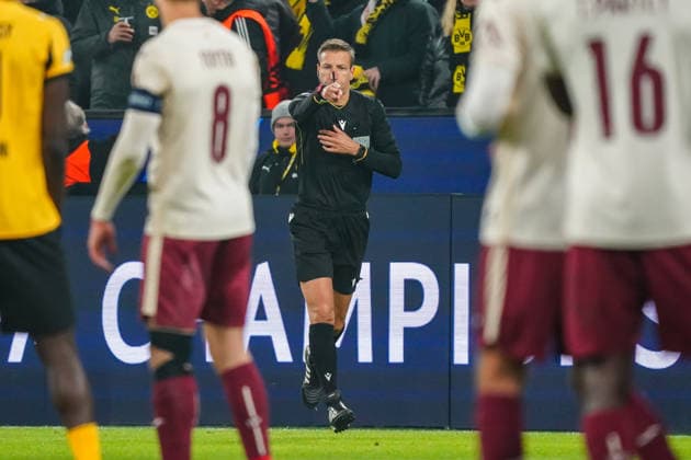 2025-11-25 Borussia Dortmund v Villarreal CF - UEFA Champions League 2025 26 League Phase MD5 DORTMUND, GERMANY - NOVEMBER 25: Referee Davide Massa indicates a penalty kick during the UEFA Champions League 2025 26 League Phase MD5 match between Borussia Dortmund and Villarreal CF at BVB Stadion Dortmund on November 25, 2025 in Dortmund, Germany. (Photo by Gabriel Calvino Alonso BSR Agency) Dortmund Germany Content not available for redistribution in The Netherlands directly or indirectly through any third parties. Copyright: xBSRxAgencyx