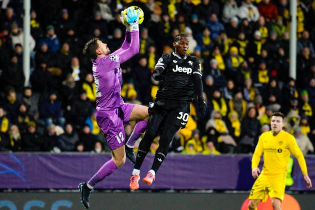 Champions League 2025 2026 Bodo Glimt Juventus Bodo 20251125 Bodo Glimt s goalkeeper Nikita Haikin against Juventus Jonathan David in the Champions League football match between Bodo Glimt and Juventus at Aspmyra Stadium Photo Stian Lysberg Solum NTB Bodo Norway EDITORIAL USE ONLY RESTRICTED USE FOR BETTING COMPANIES  Copyright: xStianxLysbergxSolumx xNTBx