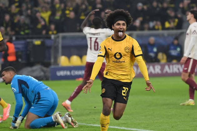 Cheer 3 0 Karim Adeyemi Borussia Dortmund 25 11 2025, Football, UEFA Champions League 2025 2026, Matchday 5, Borussia Dortmund FC Villarreal UEFA regulations prohibit any use of photographs as image sequences and or quasi video Dortmund Signal Iduna Park Nordrhein Westfalen Germany Team2