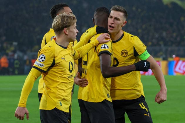 Dortmund, Germany 25 November 2025 Champions League 2025 2026 Borussia Dortmund vs FC Villarreal In the picture from left the third scorer Serhou Guirassy BVB converts the penalty and makes the goal to 2 0 for Dortmund and cheers with Felix Nemcha BVB , Daniel Svensson BVB and Nico Schlotterbeck BVB Signal Iduna Park Nordrhein Westfalen Copyright: xFotostandx xFantinix