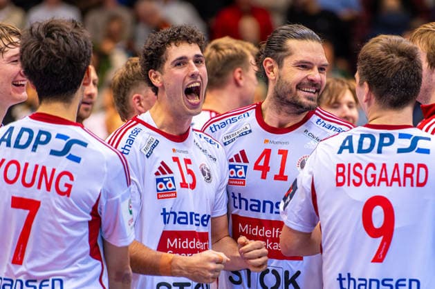 Mads Kjeldgaard Andersen Fredericia Handboldklub, Nr 15 Evgeni Pevnov Fredericia Handboldklub, Nr 41 L R , TSV Hannover Burgdorf orange against Fredericia Handboldklub white 5 Matchday of Group Matches EHF European League 2025 2026 25 11 2025, Swiss Life Hall Hannover, GER , Copyright: xJanxGuentherx xTSVxHannover-Burgdorfx