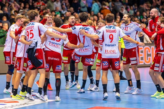 L R , TSV Hannover Burgdorf orange against Fredericia Handboldklub white 5 Matchday of Group Matches EHF European League 2025 2026 25 11 2025, Swiss Life Hall Hannover, GER , Copyright: xJanxGuentherx xTSVxHannover-Burgdorfx