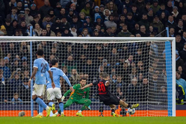 Football - UEFA Champions League - League Phase - Manchester City FC and Bayer 04 Leverkusen MANCHESTER, ENGLAND - Tuesday, November 25, 2025: Bayer Leverkusen s Ibrahim Maza with an attempt on goal the UEFA Champions League match between Manchester City FC and Bayer 04 Leverkusen FC at the City of Manchester Stadium. (Photo by David Rawcliffe Propaganda) MANCHESTER City of Manchester Stadium MANCHESTER ENGLAND  Copyright: xDavidxRawcliffex P2025-11-25-Man_City_Bayer_Leverkusen-26