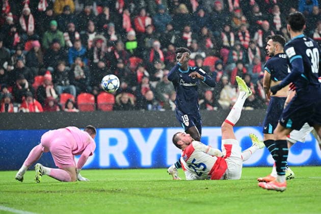 From left goalie of Bilbao Unai Simon, Tomas Chory of Slavia in action during the Football Champions League, 5th round match: Slavia Prague vs Athletic Bilbao in Prague, Czech Republic, November 25, 2025. (CTKxPhoto RomanxVondrous) CTKPhotoP2025112508187  CTKPhotoP2025112508187