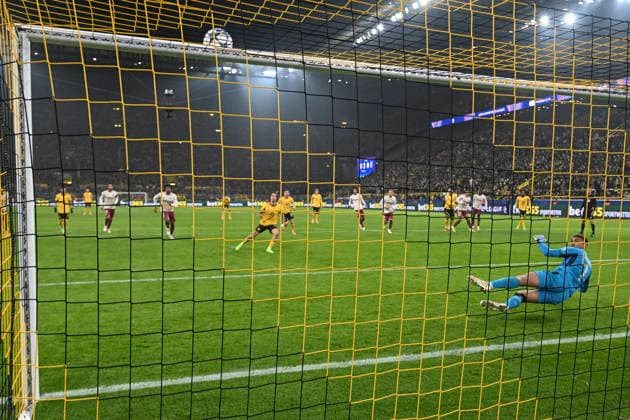 Fabio Silva Dortmund 21 hits the crossbar with a penalty 25 11 2025 Football, Champions League, Borussia Dortmund vs Villarreal Club de Fotbol, Signal Iduna Park, Dortmund, Copyright: xpepphotox xHorstxMauelshagenx pep00321, pep_20251125_hm_209984