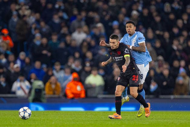 Football - UEFA Champions League - League Phase - Manchester City FC and Bayer 04 Leverkusen MANCHESTER, ENGLAND - Tuesday, November 25, 2025: Manchester City s Savio Moreira de Oliveira Savinho is challenged by Bayer Leverkusen s captain Ãlex Grimaldo (L) the UEFA Champions League match between Manchester City FC and Bayer 04 Leverkusen FC at the City of Manchester Stadium. (Photo by David Rawcliffe Propaganda) MANCHESTER City of Manchester Stadium MANCHESTER ENGLAND  Copyright: xDavidxRawcliffex P2025-11-25-Man_City_Bayer_Leverkusen-33