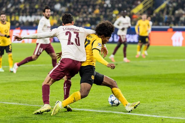 DORTMUND, GERMANY - NOVEMBER 25: Sergi Cardona (Villarreal CF, 23) and Karim Adeyemi (Borussia Dortmund, 27) battle for the ball - penalty foul during the UEFA Champions League match between Borussia Dortmund vs. FC Villarreal at Signal Iduna Park on matchday 5 of the UEFA Champions League on November 25, 2025 in Dortmund, Germany. North Rhine Westphalia Germany Copyright: xBEAUTIFULxSPORTS Wunderlx