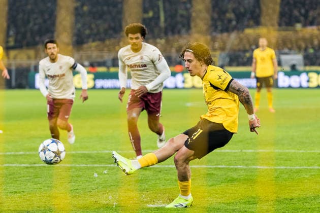 DORTMUND, GERMANY - NOVEMBER 25: Fabio Silva (Borussia Dortmund, 21) shoots the penalty during the UEFA Champions League match between Borussia Dortmund vs. FC Villarreal at Signal Iduna Park on matchday 5 of the UEFA Champions League on November 25, 2025 in Dortmund, Germany. North Rhine Westphalia Germany Copyright: xBEAUTIFULxSPORTS Wunderlx