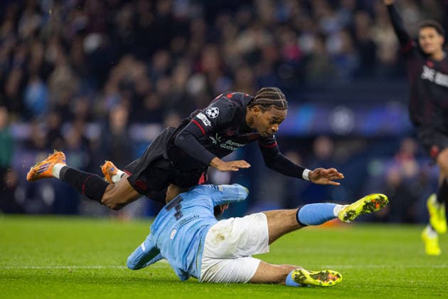Football - UEFA Champions League - League Phase - Manchester City FC and Bayer 04 Leverkusen MANCHESTER, ENGLAND - Tuesday, November 25, 2025: Manchester City s Omar Marmoush is challenged by JeanuÃ«l Belocian during the UEFA Champions League match between Manchester City FC and Bayer 04 Leverkusen FC at the City of Manchester Stadium. (Photo by David Rawcliffe Propaganda) MANCHESTER City of Manchester Stadium MANCHESTER ENGLAND  Copyright: xDavidxRawcliffex P2025-11-25-Man_City_Bayer_Leverkusen-36