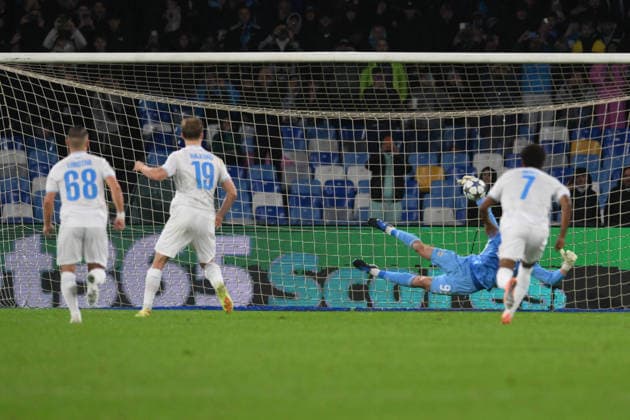 Foto IPP Roberto Ramaccia Napoli 25 11 2025 Uefa Champions League 2025 2026 Napoli vs Qarabag Nella foto Mateusz Kochalski of Qarabag para rigore Rasmus Hojlund of SSC Napoli Italy Photo Press - World Copyright Napoli italy Italia ITALY  Copyright: xR4924_italyphotopressx