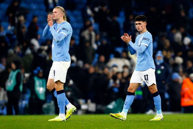 Manchester City v Bayer Leverkusen, Manchester, UK - 25 November 2025 Erling Haland of Manchester City and Phil Foden of Manchester City applauds fans following defeat in the UEFA Champions League match between Manchester City and Bayer Leverkusen at The Etihad Stadium on 25 November 2025 in Manchester, England (Photo by Steve Taylor PPAUK) Manchester The Etihad Stadium Greater Manchester England Copyright: xStevexTaylor PPAUKx PPA-231787