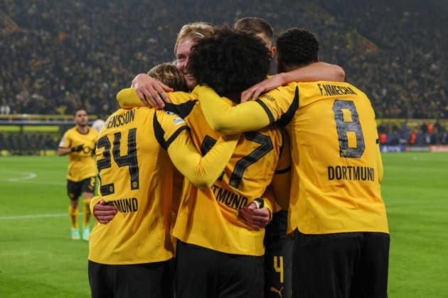 Dortmund, Germany 25 November 2025 Champions League 2025 2026 Borussia Dortmund vs FC Villarreal In the picture goal scorer Karim Adeyemi BVB , center in the picture, scores the goal to make it 3 0 for Dortmund and cheers with his teammates Signal Iduna Park Nordrhein Westfalen Copyright: xFotostandx xFantinix