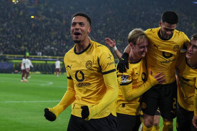 Dortmund, Germany 25 November 2025 Champions League 2025 2026 Borussia Dortmund vs FC Villarreal In the picture goal scorer Karim Adeyemi BVB , not in the picture, makes the goal to 3 0 for Dortmund and Felix Nmecha BVB , Julian Brandt BVB , Yan Couto BVB and Nico Schlotterbeck BVB cheer Signal Iduna Park Nordrhein Westfalen Copyright: xFotostandx xFantinix